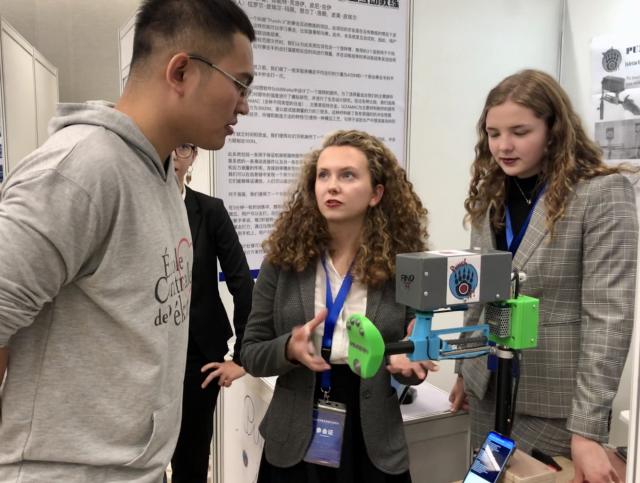在活动现场,两国同学们展示自己最新研发成果,互相交流、共同学习。 新华社记者 盖博铭摄