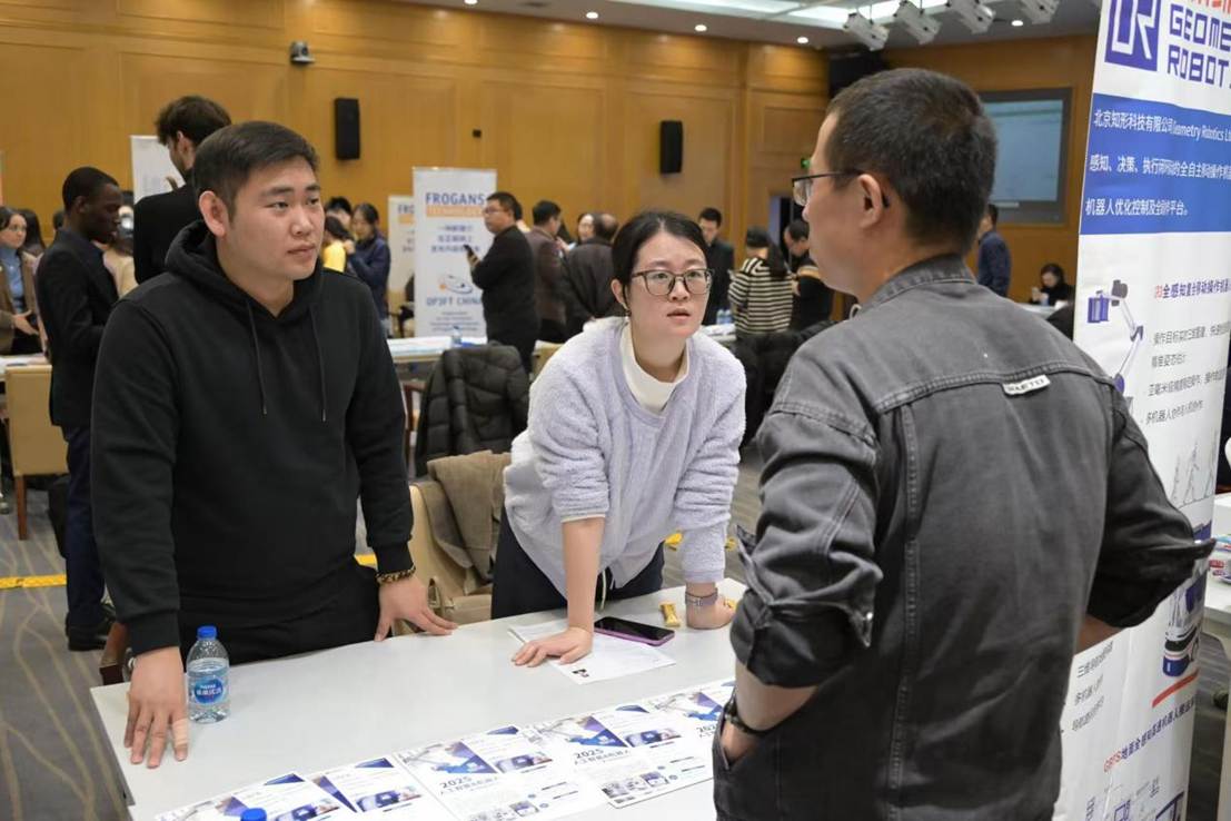 一群人在桌子前切蛋糕 AI 生成的内容可能不正确。