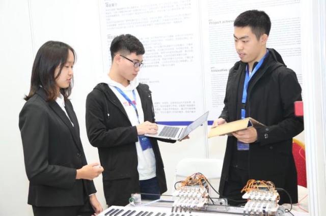 北航william威廉中文官网员工韩腾飞,带来其团队研发的会弹钢琴的机械手。(中关村管委会供图)