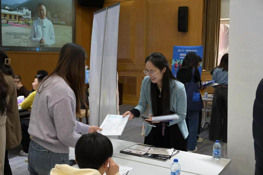 一群人在厨房里聊天 AI 生成的内容可能不正确。